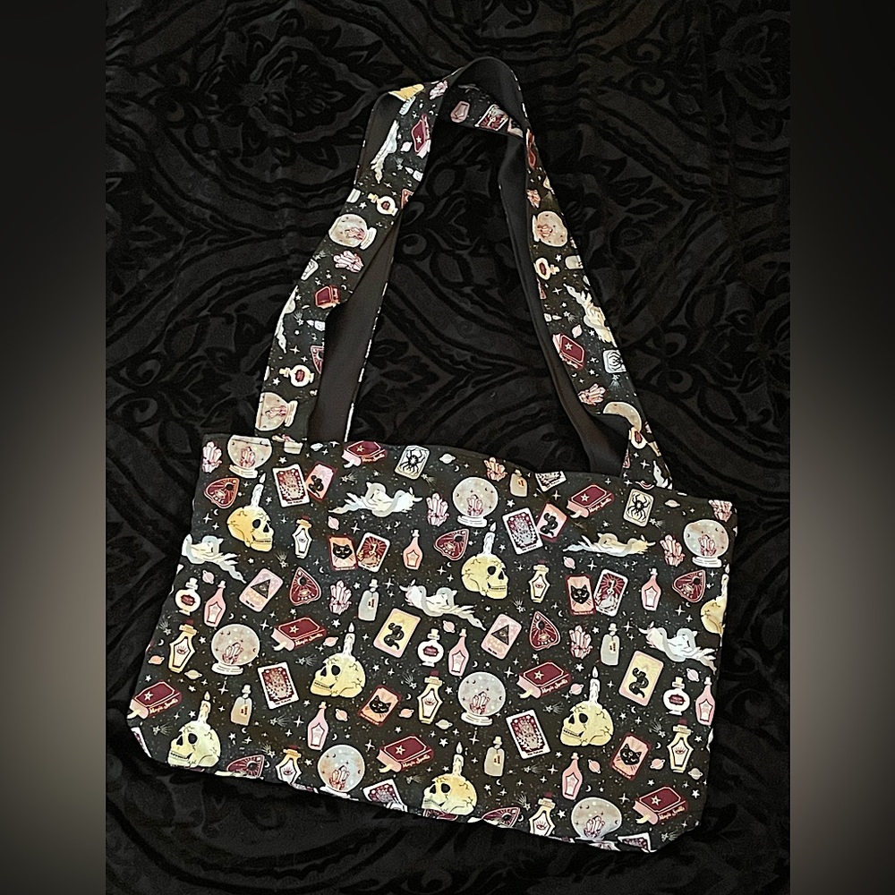 WITCHY VIBES TOTE🖤💫🖤